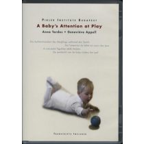   A Baby's Attention at Play / Die Aufmerksamkeit des Säuglings wahrend des Spiels / De l'attention du bébé au cours des jeux / A csecsemő figyelme játék közben /De aandacht van de baby tijdens het spel