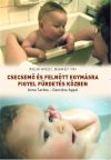 Csecsemő és felnőtt egymásra figyel fürdetés közben
