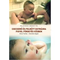 Csecsemő és felnőtt egymásra figyel fürdetés közben